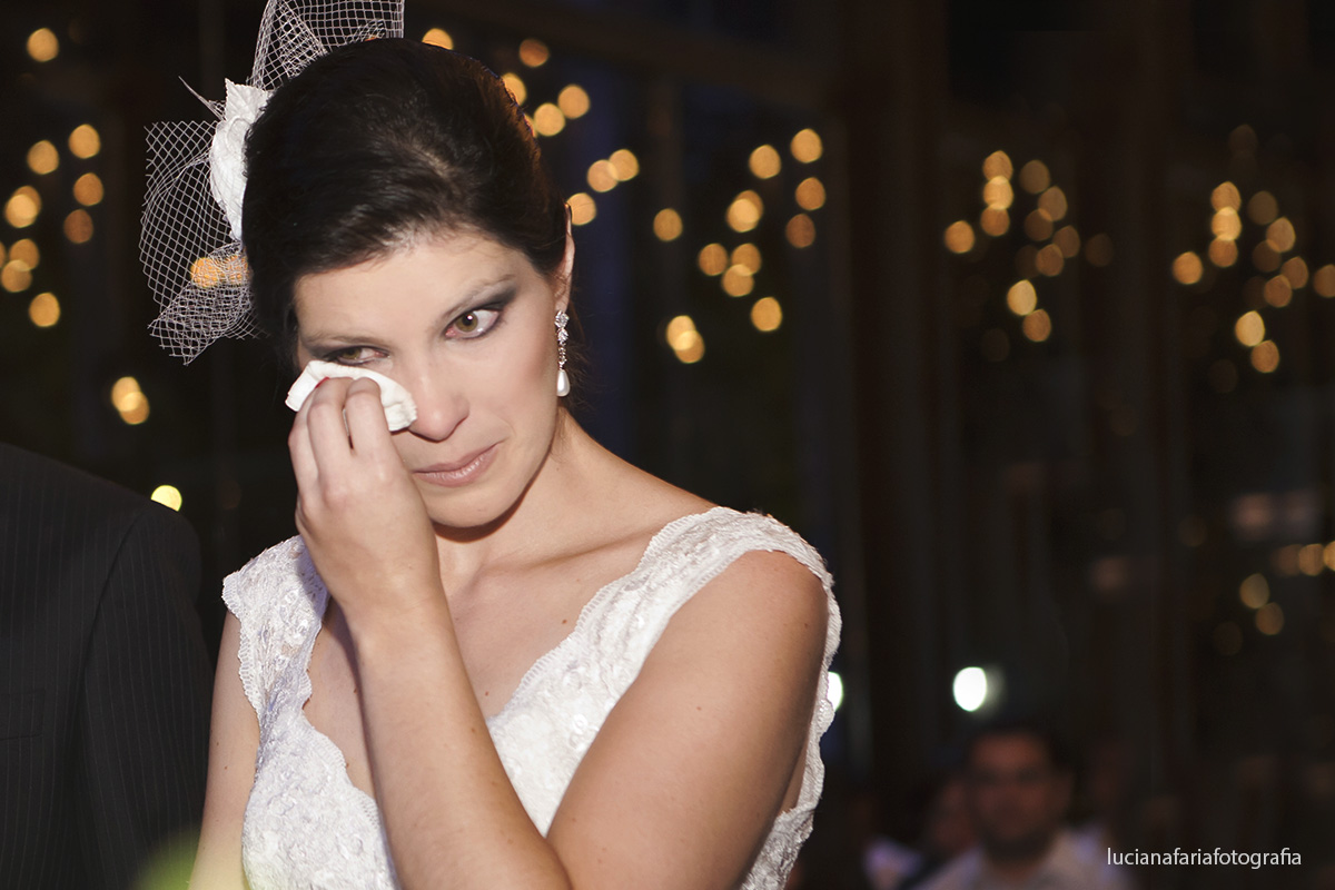 noiva chora ao ouvir depoimento da amiga de infância maquiagem que não borra com as lagrimas da noiva