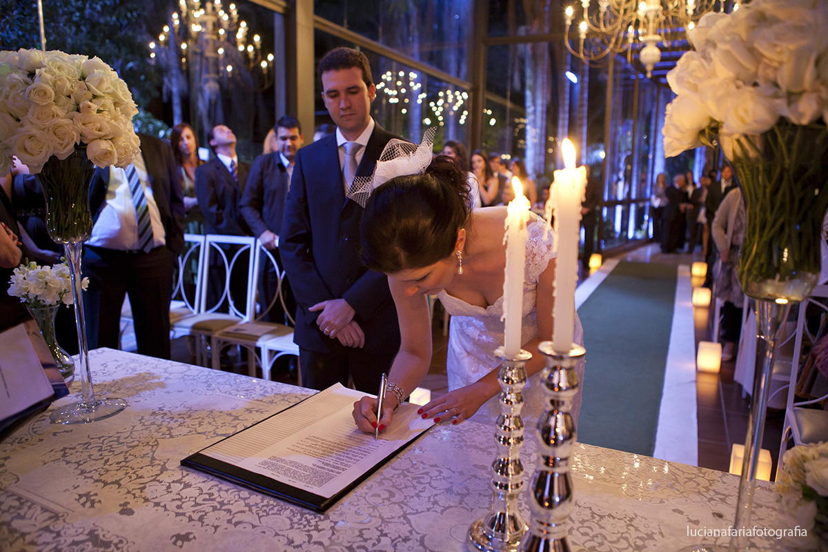 casamento civil junto com religioso no salão de festa em poços de caldas decoração com velas no corredor salão rustico do la farme