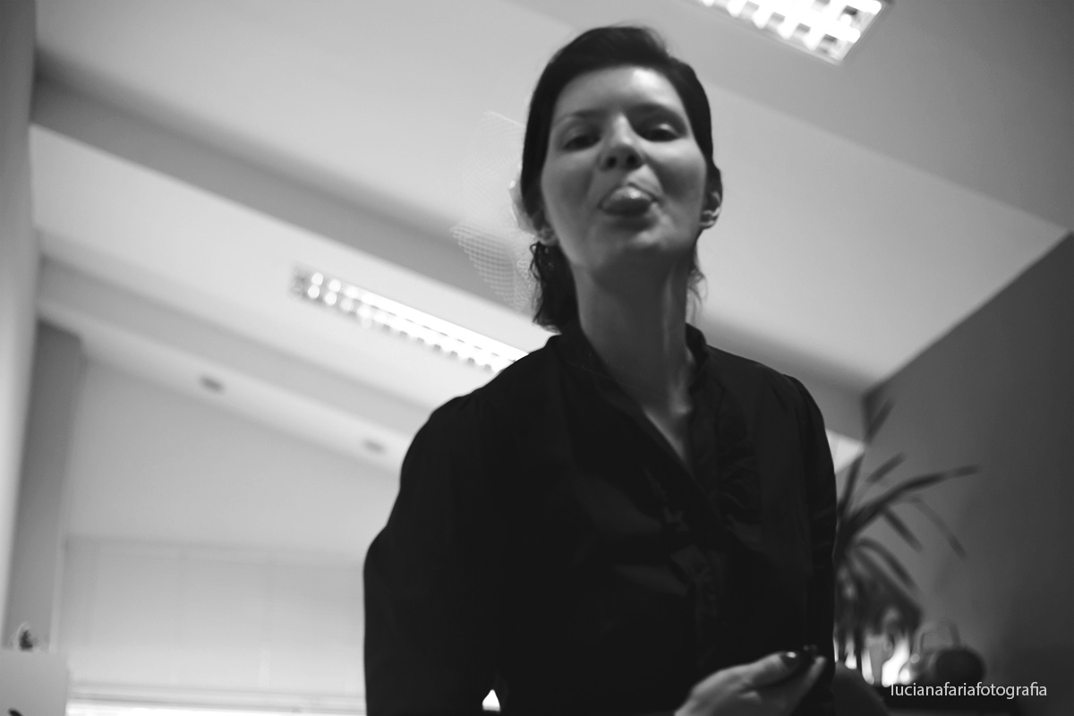 descontração no making of da noiva vale para não ficar nervosa no dia do casamento fotos espontâneas de casamento da fotógrafa luciana faria fotografia documental