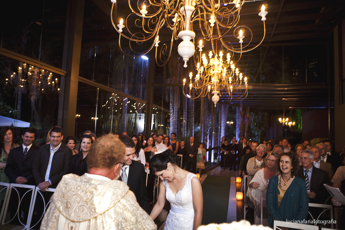 momento descontraído no casamento a noite no salão de vidro do buffet lafarme em poços de caldas mg fotografia de luciana faria fotógrafa de casamento em juiz de fora poços