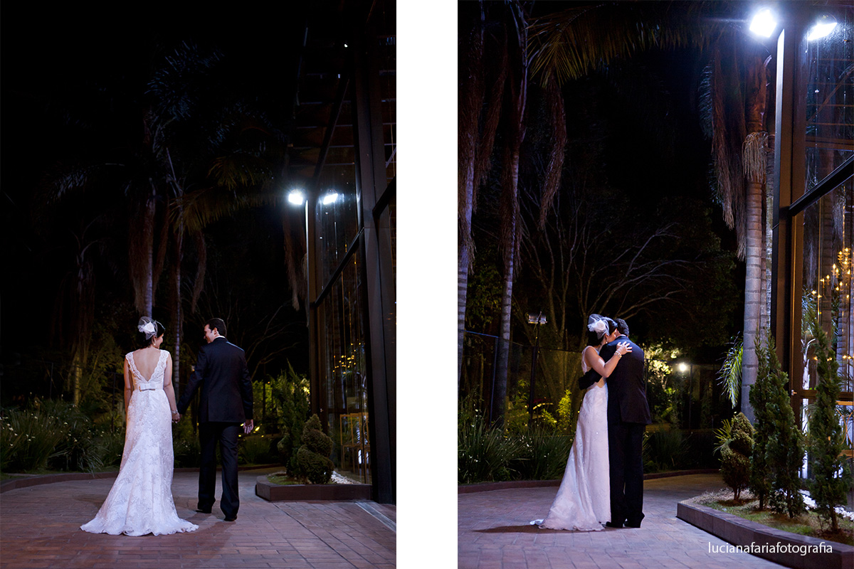 costas do vestido da noiva com decote v nas costas vestido de renda francesa lado externo do salão rustico do lafarme arranjo no cabelo da noiva com voilette e flores