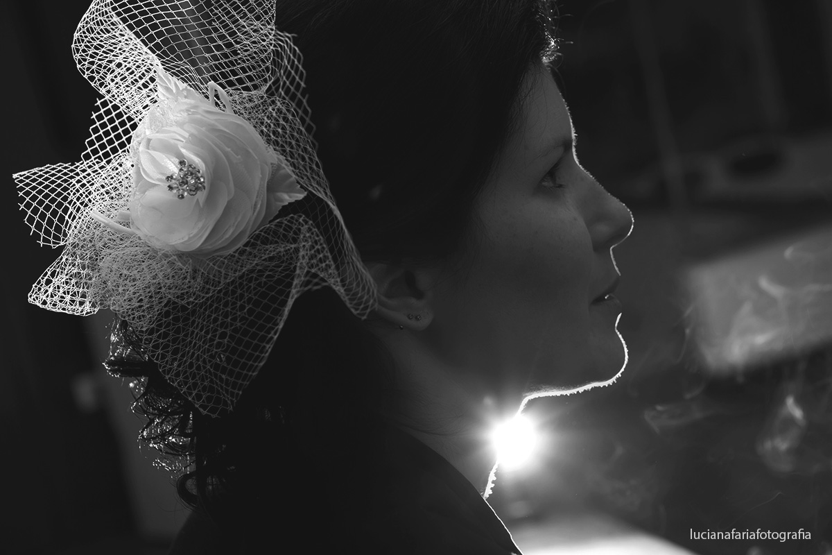 Voilette com flor e pedras no penteado da noiva para o casamento estilo retrô vintage registro da fotógrafa de casamento luciana faria