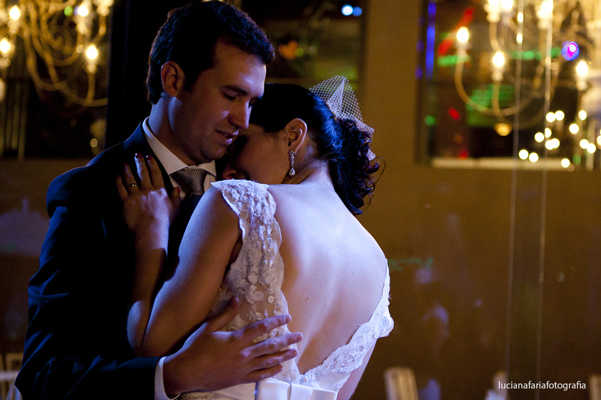 retratos do casal pós casamento no jardim do salão villa lafarme em poços de caldas numa linda noite e primavera