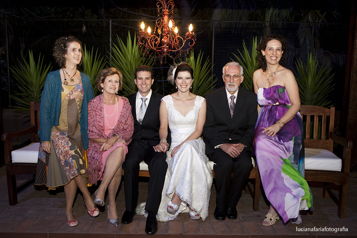família do noivo em fotografia da família no casamento vestido das irmãs do noivo vestidos floridos para o casamento