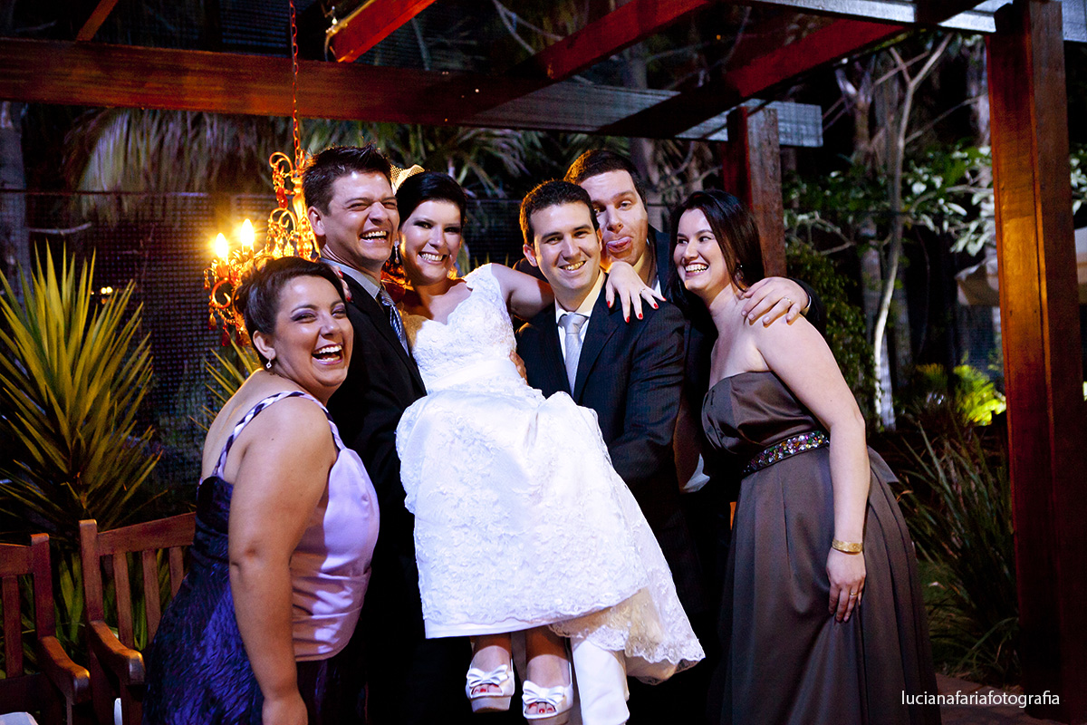 padrinhos segurando a noiva fotos divertidas de casamento ao ar livre a noite no villa lafarme em poços de caldas sapato da noiva