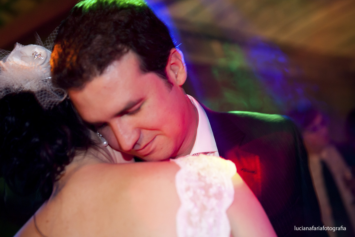 intimidade dos noivos no momento da dança com musica especial para a dança dos noivos na entrada da recepção