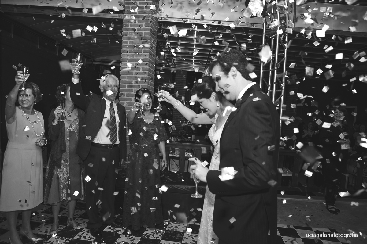 brinde dos noivos com os padrinhos no centro do salão chuva de pratas registro da fotógrafa de casamento luciana faria em poços de caldas minas