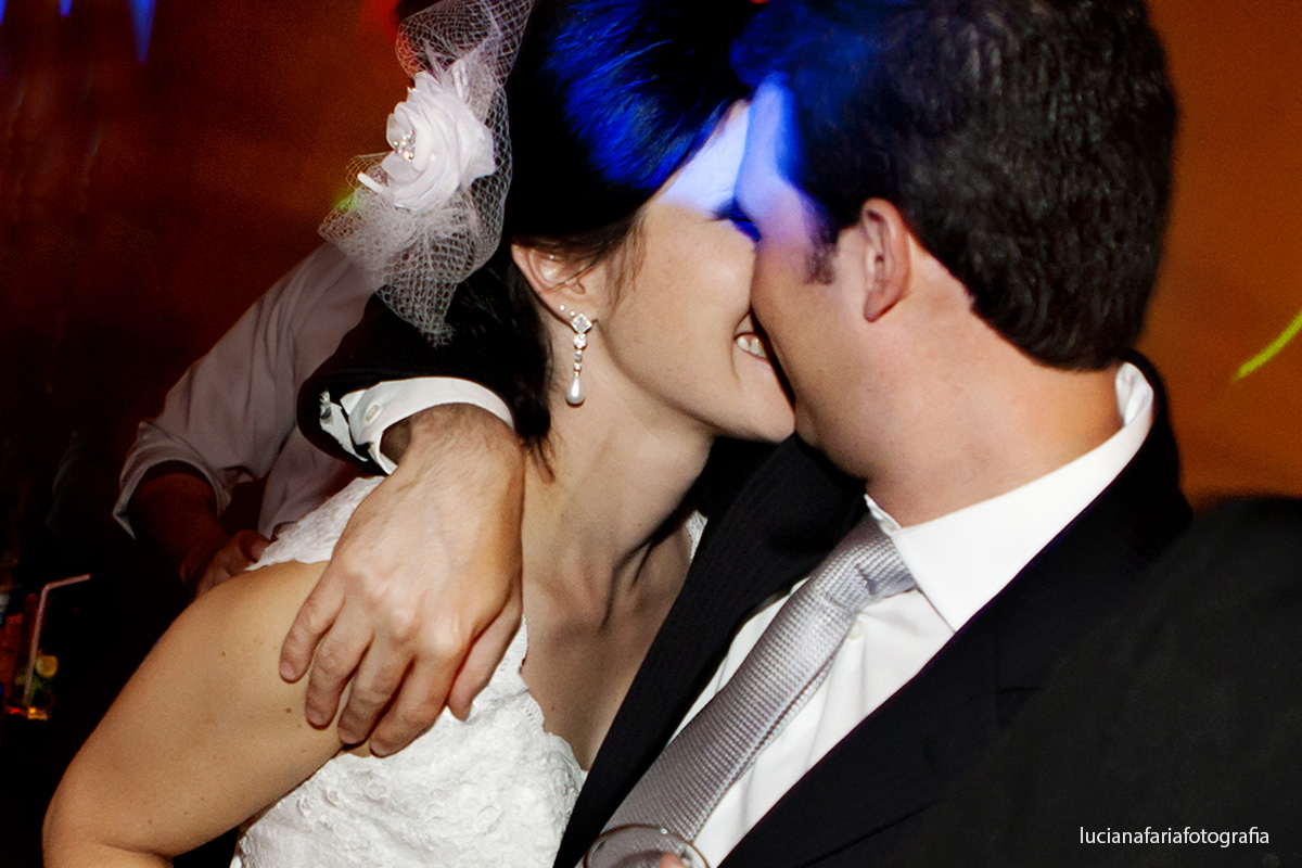 fim da festa casal se beija feliz dia do casamento perfeito