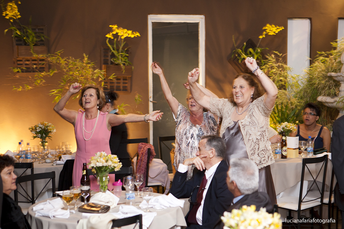 mãe do noivo dançando na festa de casamento no villa lafarme em poços de caldas registro do fotografo de casamento em minas gerais