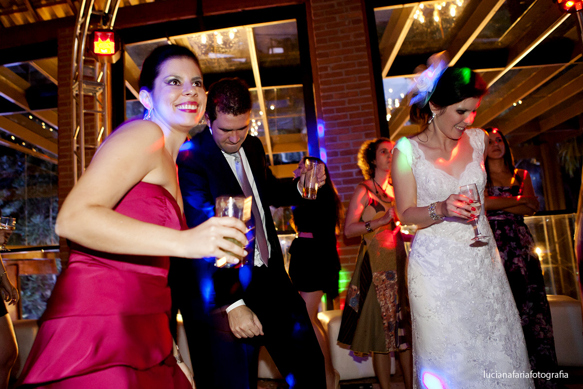 noivos na pista de dança com a irmã da noiva dançando rock in roll na festa do casamento