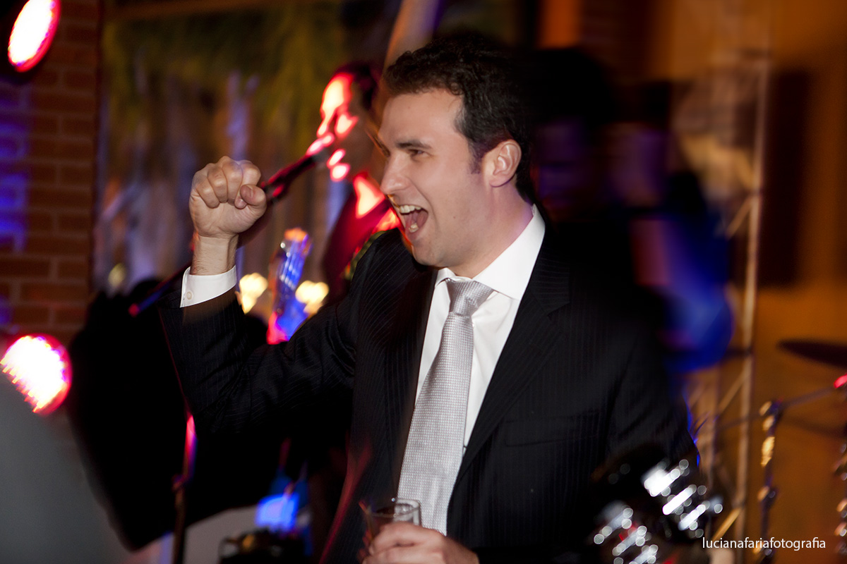 noivo roqueiro agitando com a musica favorita dos noivos na festa de casamento com banda de rock