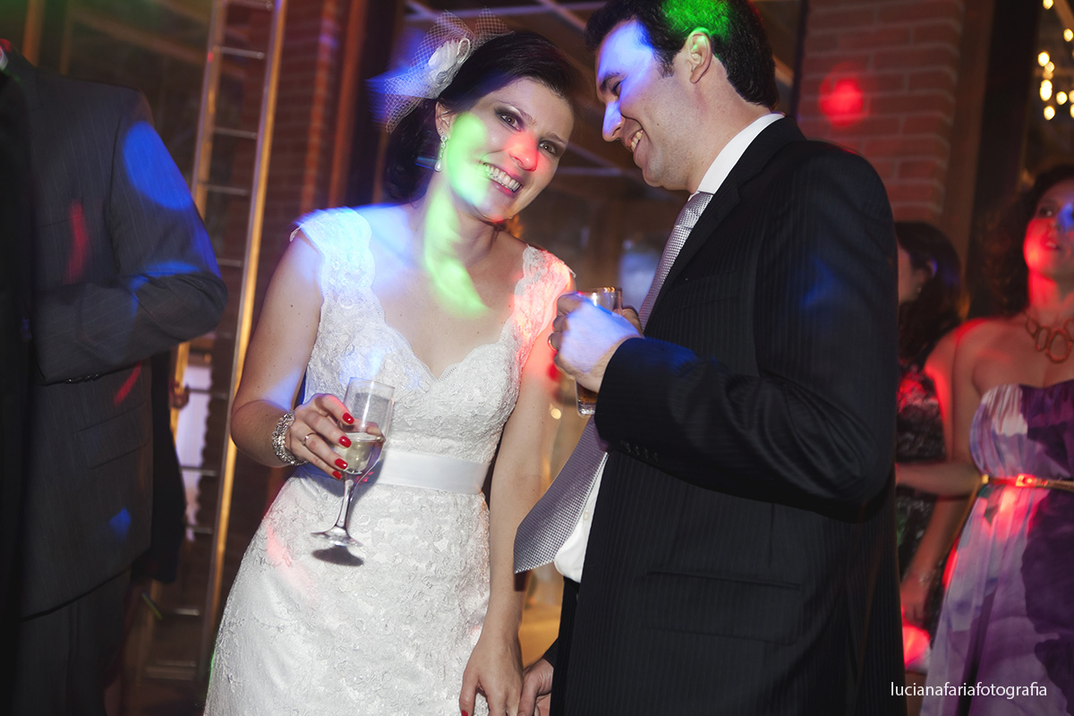 dançando na pista noivos degustam o coquetel do bar na festa do casamento drinques