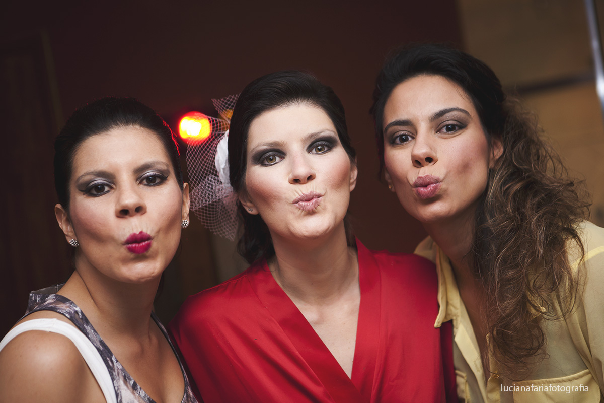 prontas para o casamento irmãs da noiva faz pose para fotógrafa luciana faria durante making of da noiva no salão
