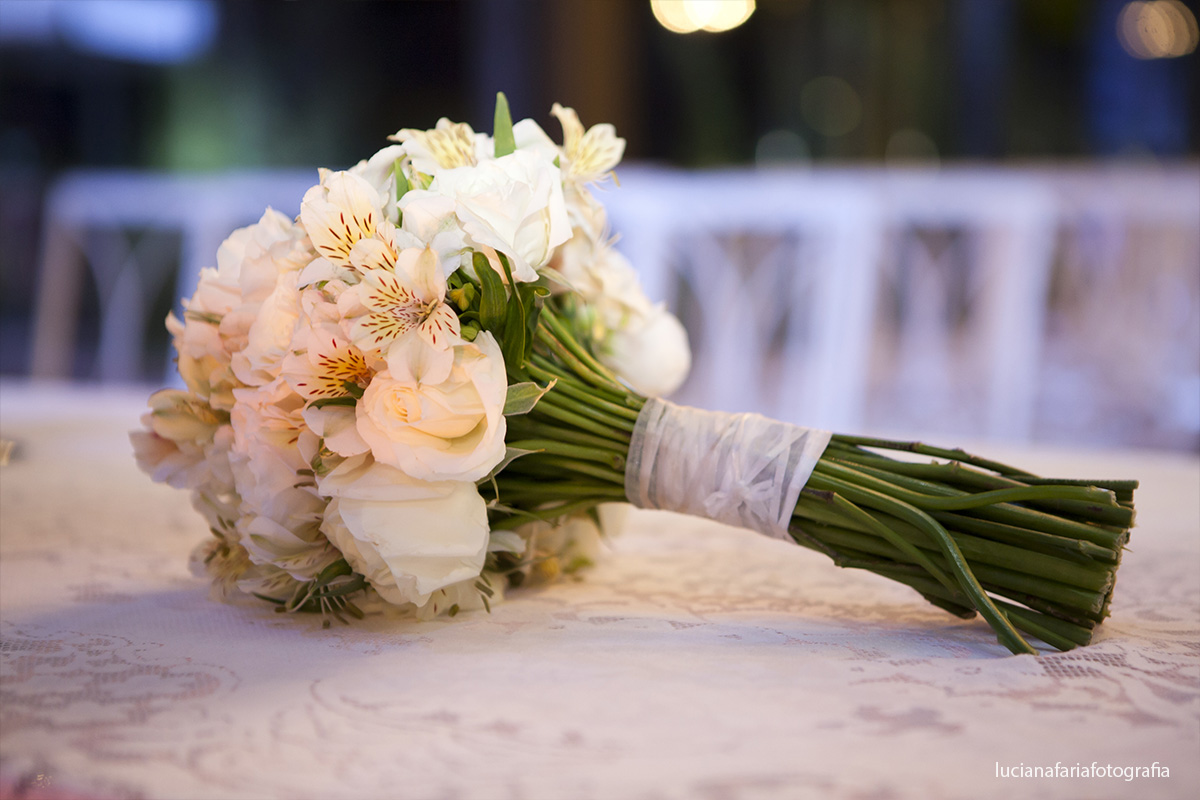 buque de flores brancas na toalha de renda no casamento decorado com flores brancas escolhidas junto com assessoria de casamento no villa lafarme poços de caldas