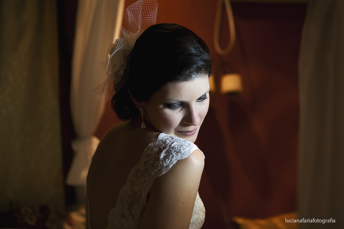 retrato da noiva com arranjo de cabelo Voilette lindo vestido de renda francesa decotado nas costas