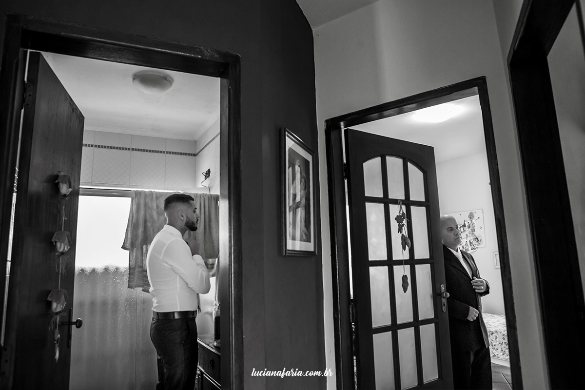 irmão da noiva e o pai se arrumando para o casamento que aconteceu em poços de caldas com fotografias espontâneas da fotógrafa luciana faria 