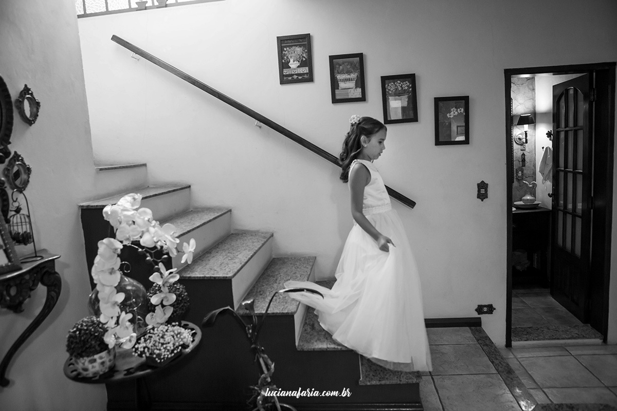 vestido de daminha foi alugada em poços de caldas o making of foi na casa da noiva com a fotografia de luciana faria que fotografa momentos felizes em casamentos