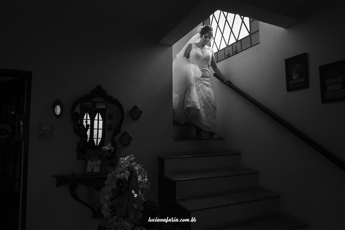 noiva descendo as escadas para ir ao casamento na capela santo antonio de poços de caldas onde foi a cerimônia religiosa
