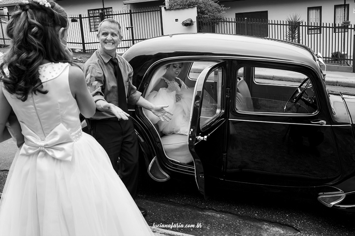 daminha se emociona ao ver a noiva no carro linda fotografia de luciana faria fotografa de casamento em poços de caldas e região