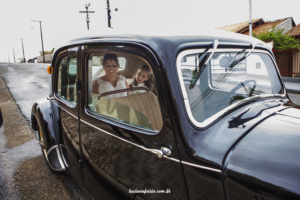 carro para o casamento em poços de caldas daminha com a noiva no carro retro em fotografia de luciana faria fotos espontâneas 