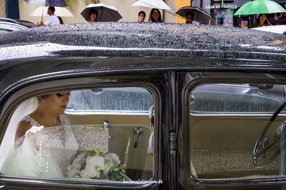 noiva esperando para sair do carro casamento em dia de chuva com fotografias de luciana faria fotografa de casamento minimalista 
