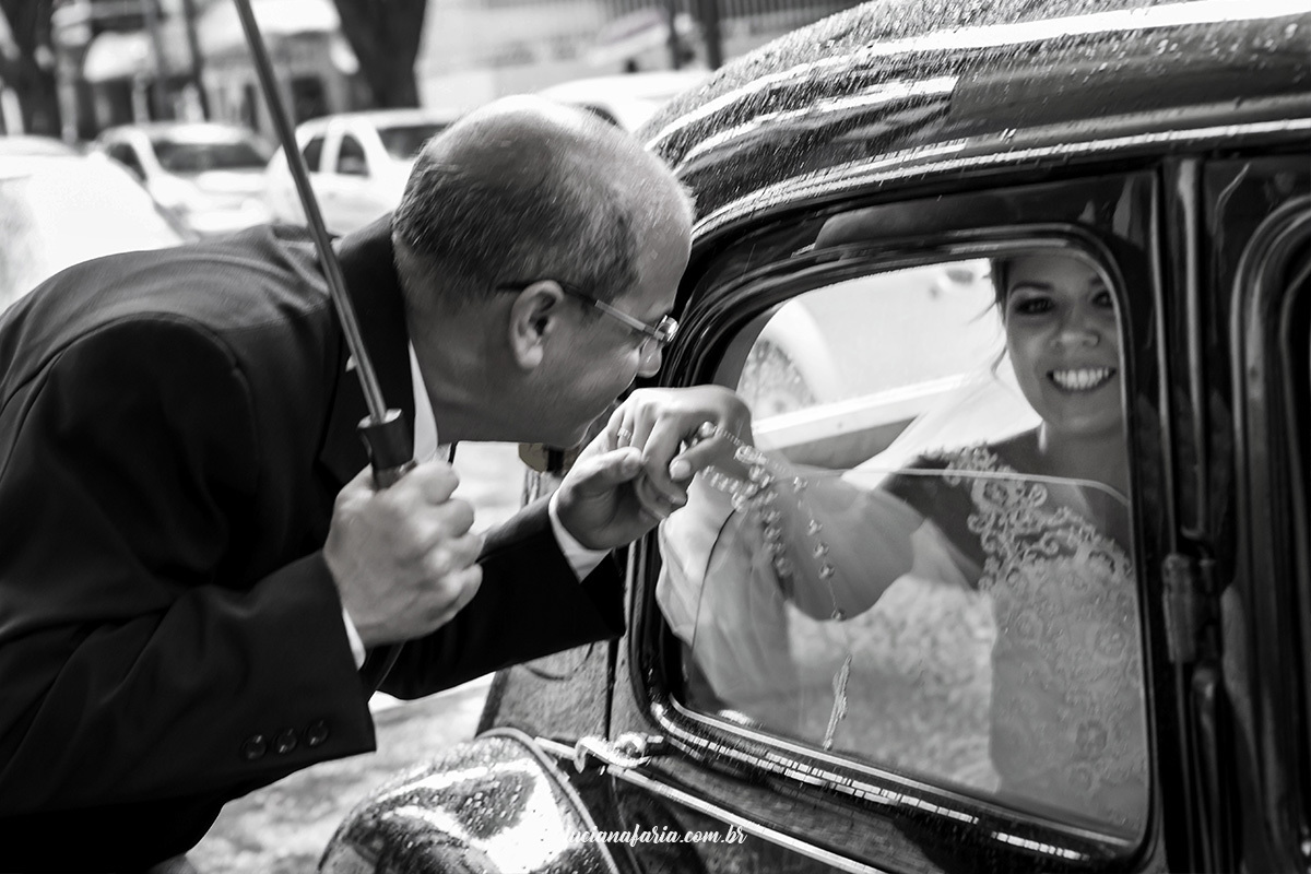 pai da noiva vai buscar a noiva no carro e se emociona ao ver a filha pronta para casar