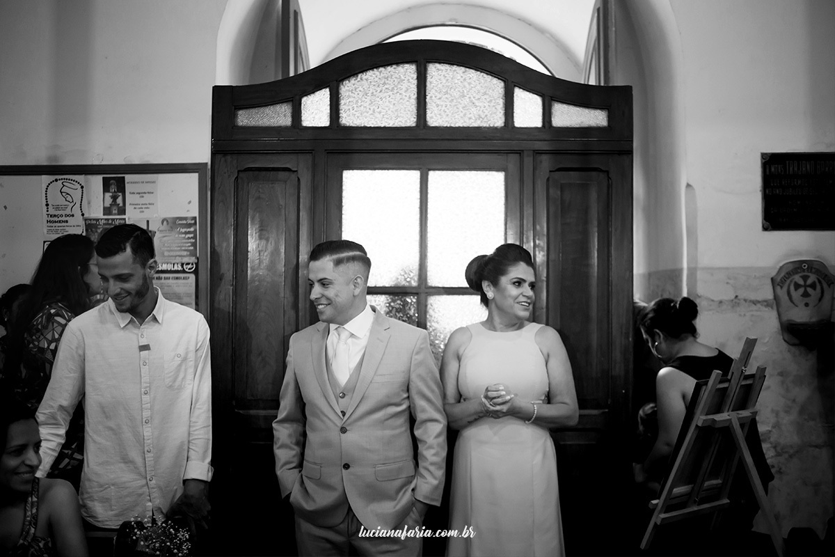 entrada do noivo na igreja noivo entra com a mãe na capela santo antônio