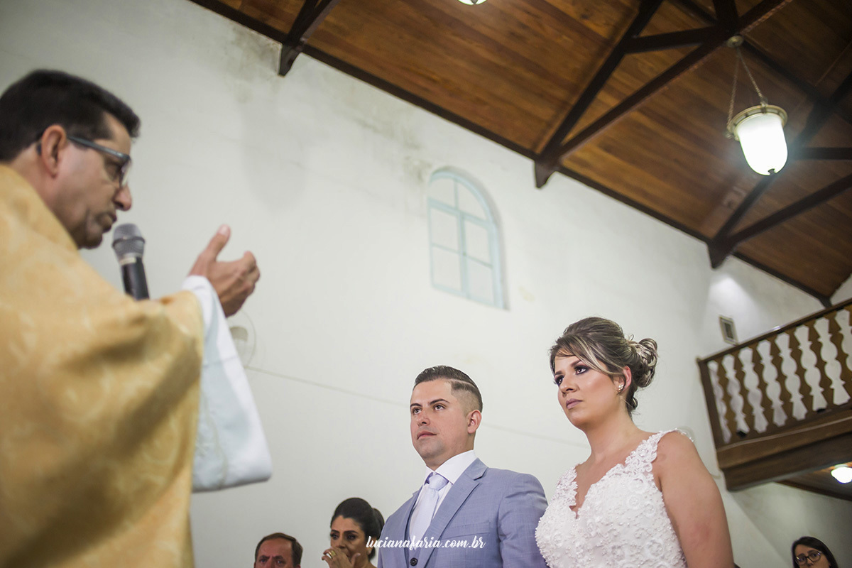 padre celebra o casamento dos noivos em poços de caldas na capela santo antônio 