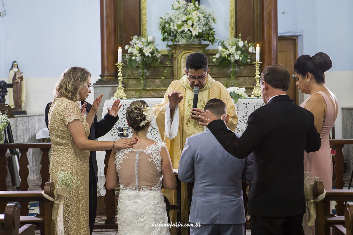 momento da benção dos pais no casamento de dia na capela santo antônio em poços de caldas 