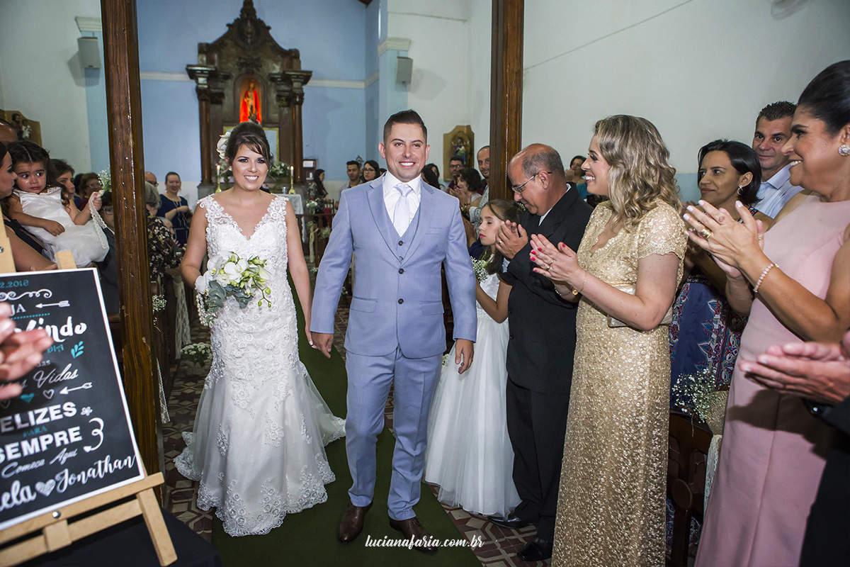 sida dos noivos com fotografias emocionantes do dia do casamento pais e padrinhos na porta da igreja