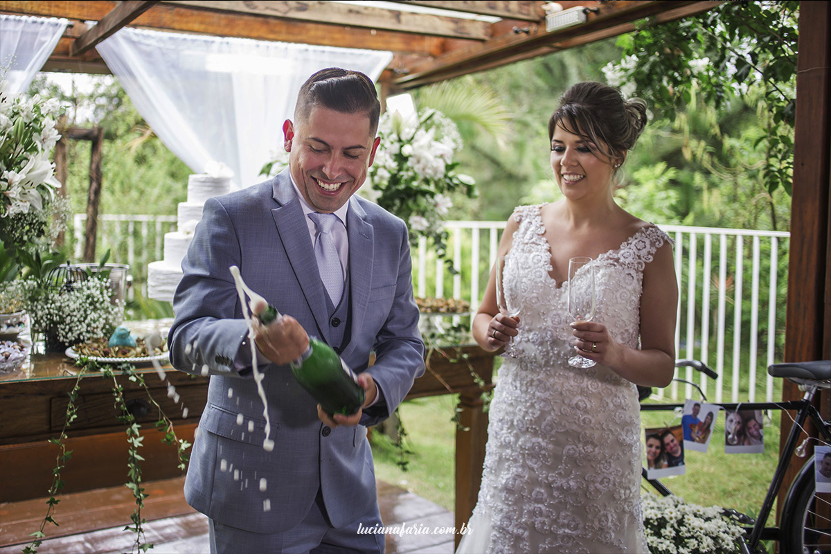 noivo estourando a champanhe em casamento no buffet jc eventos de poços de caldas 