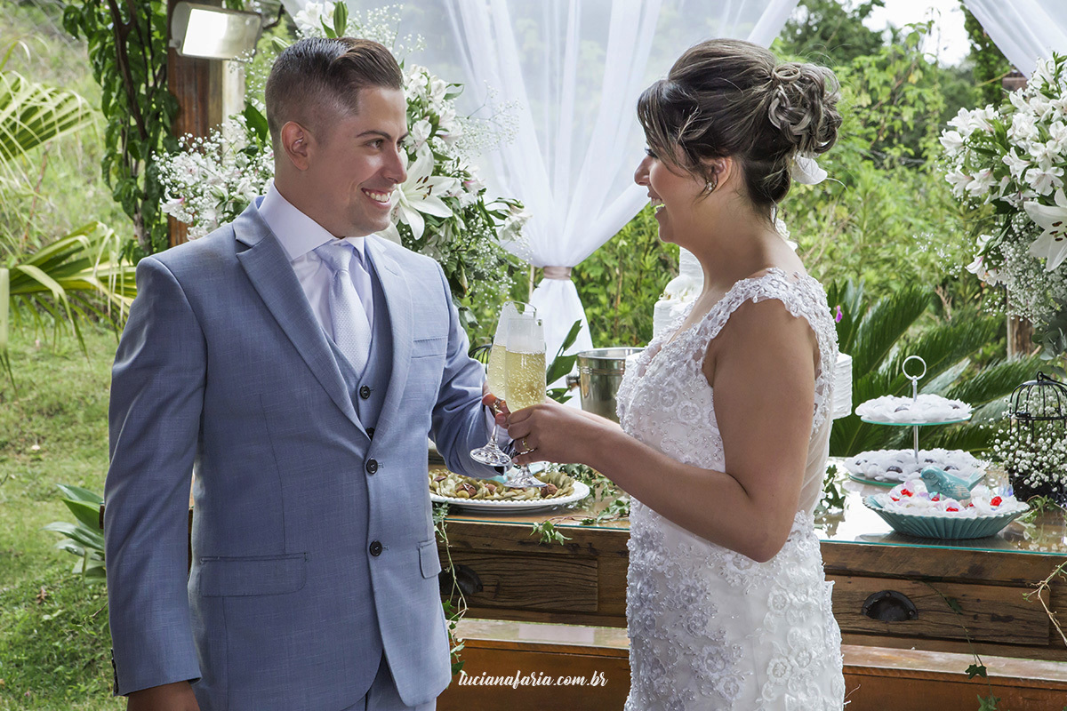 fotografias dos noivos brindando na festa de casamento na mesa do bolo
