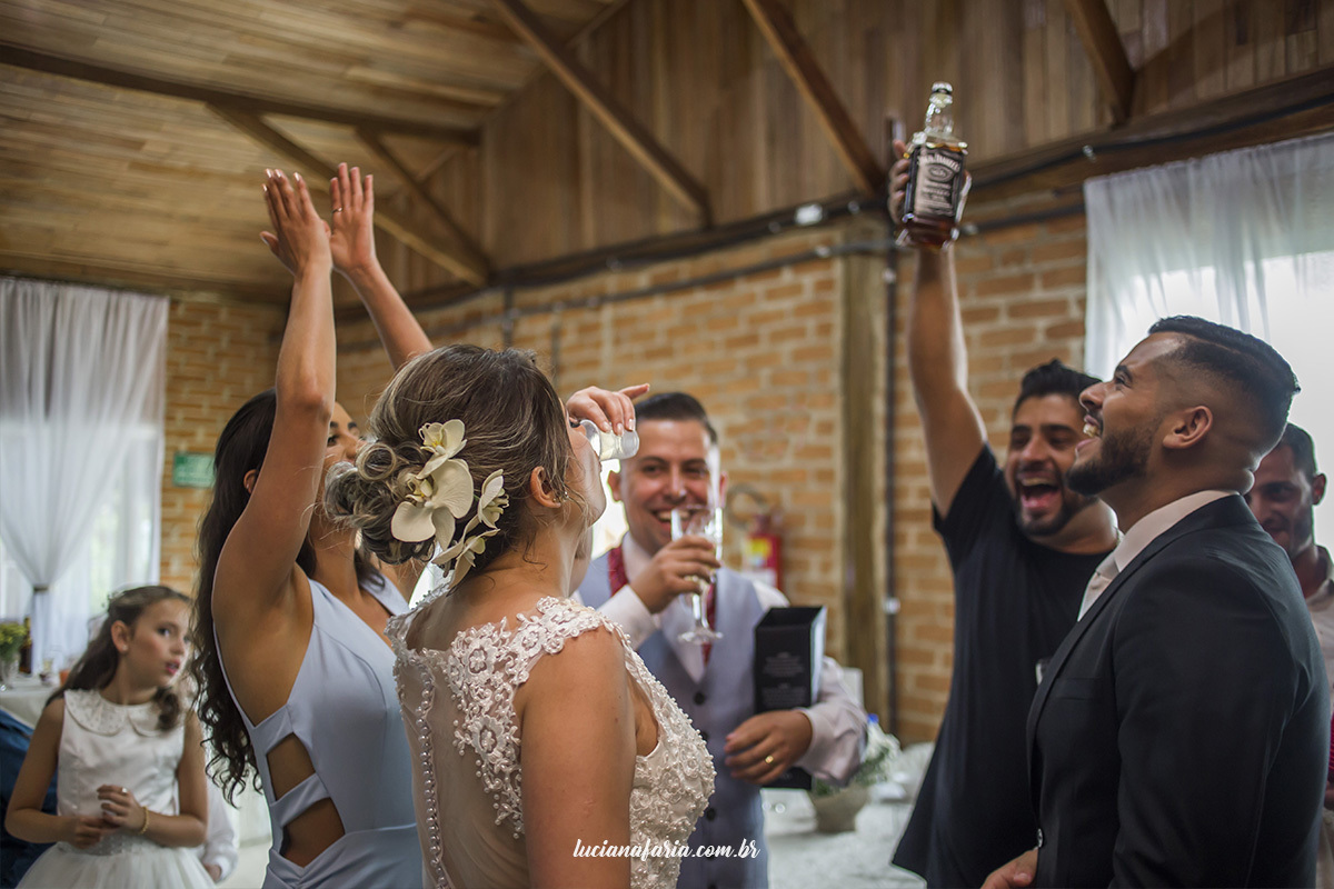 noiva tomando wisk virando copo de uma vez fotografia da festa de casamento no jc eventos