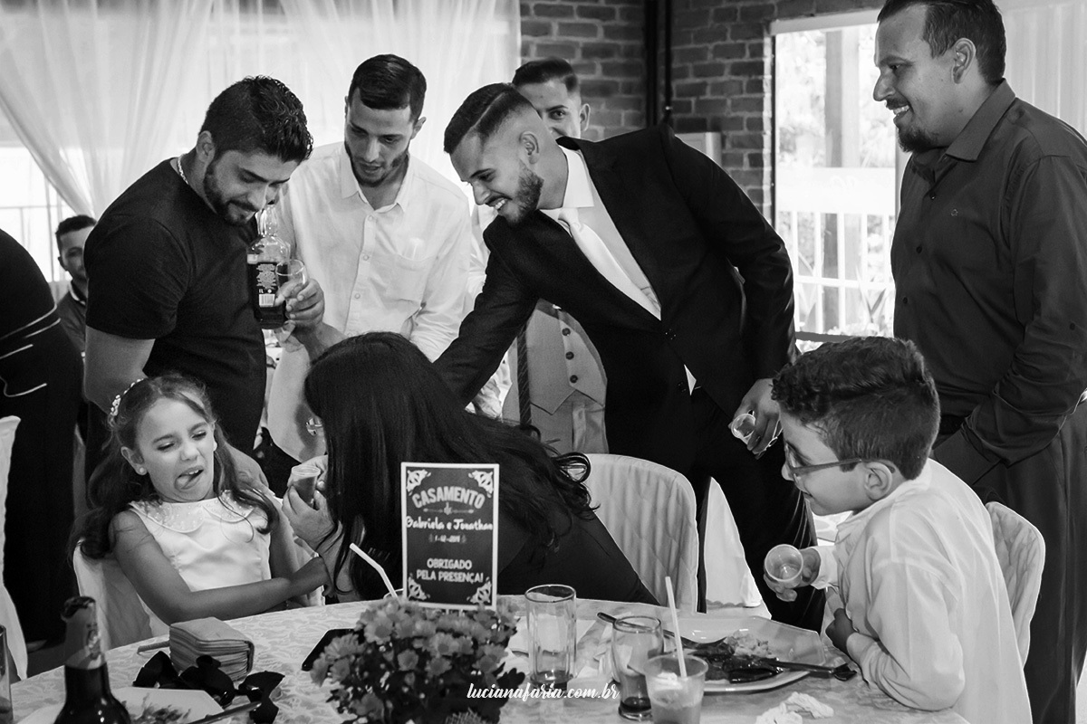 festa do casamento de dia no buffet jc eventos em poços de caldas daminha fazendo careta no corte da gravata