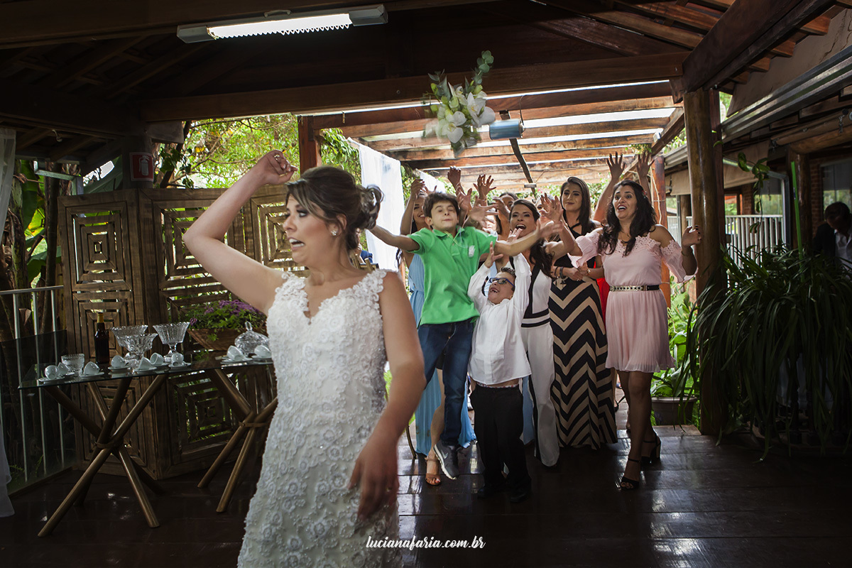 jogando o buque criança pegando o buque da noiva para dar flores para sua mãe fotografia do buque da noiva