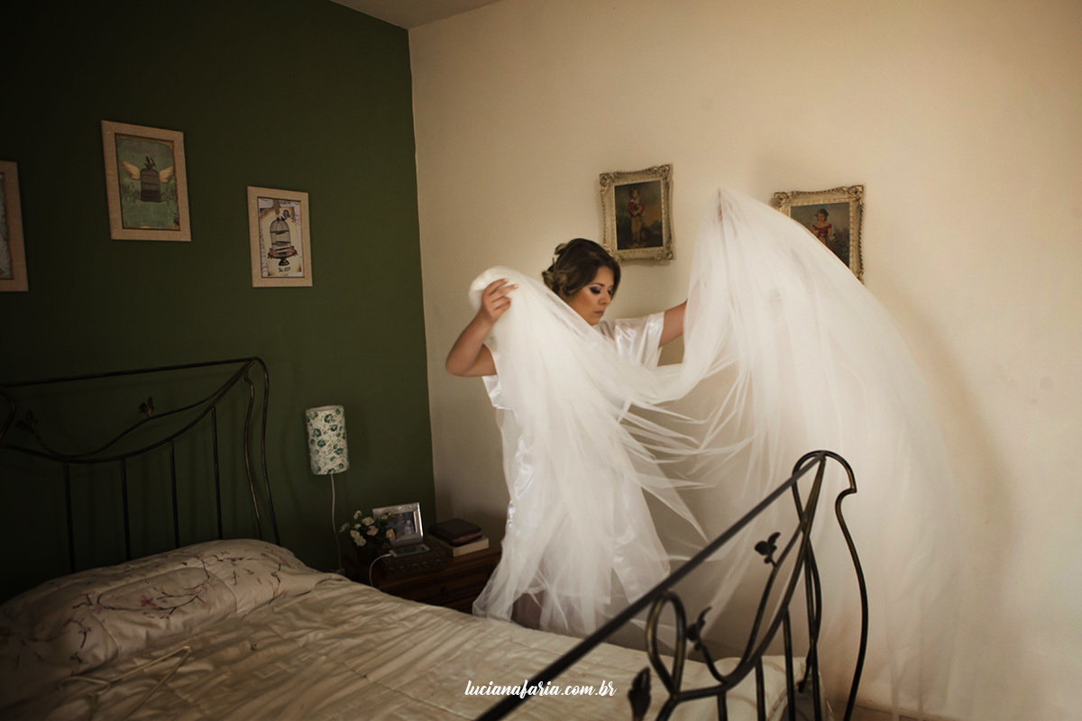 noiva se arrumando em casa dia com café da manhã casamento na igreja    fotografado por luciana faria fotógrafa de casamento em poços de caldas mg