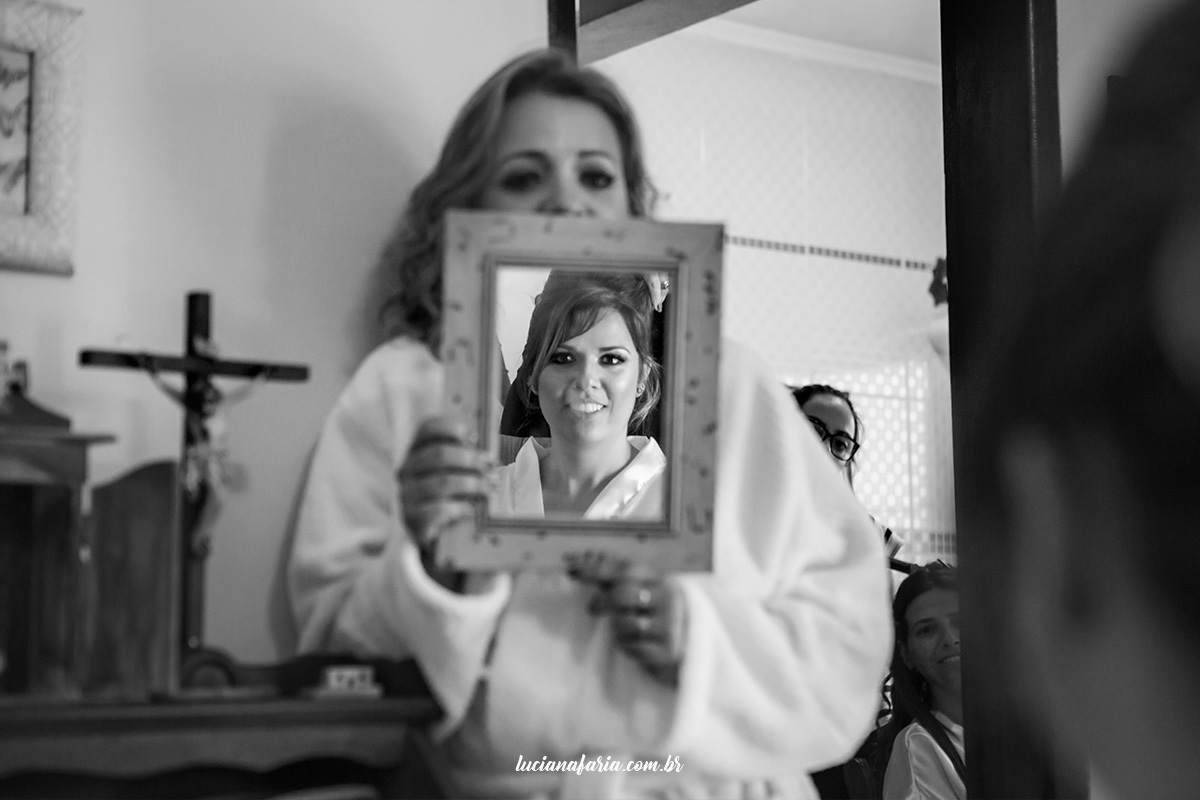 dia da noiva com a mãe ajudando a arrumar a noiva em fotos da noiva no espelho feita pela fotógrafa luciana faria em poços de caldas 