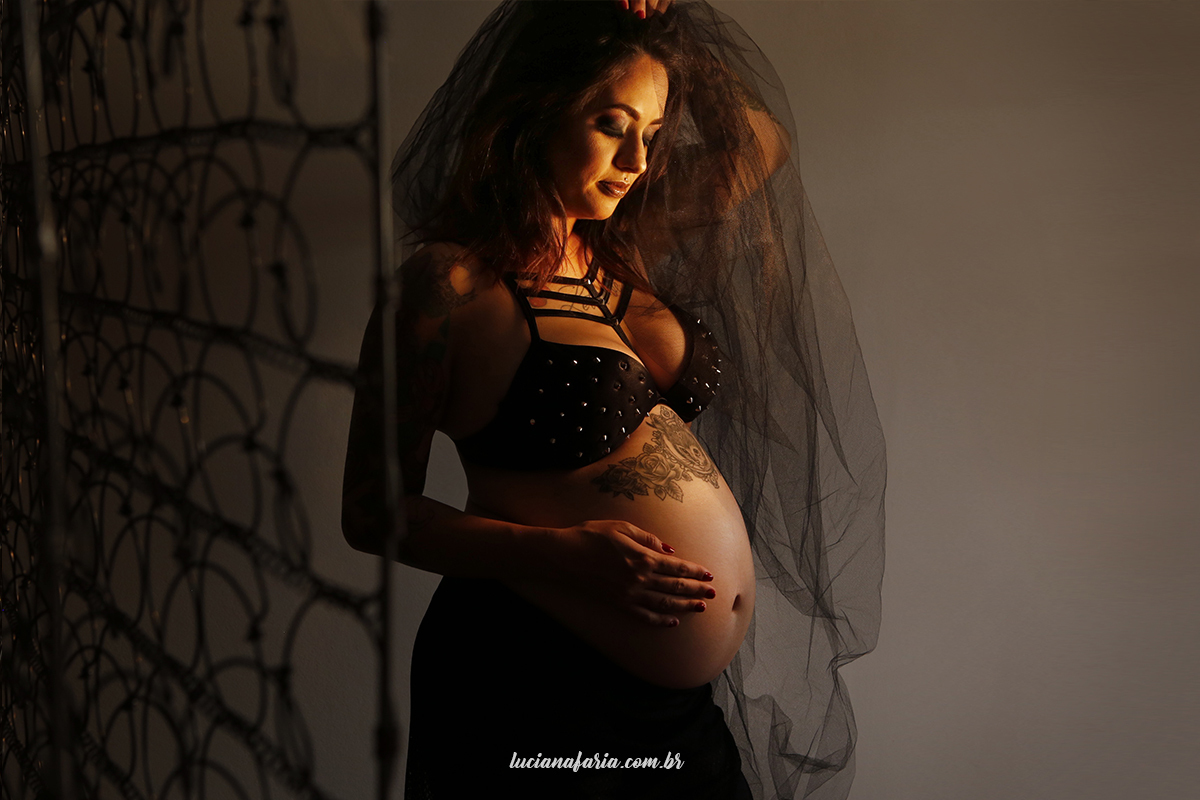 gestante em poços de caldas faz ensaio de gravida com a fotógrafa luciana faria fotógrafo de gestante em estúdio com iluminação 