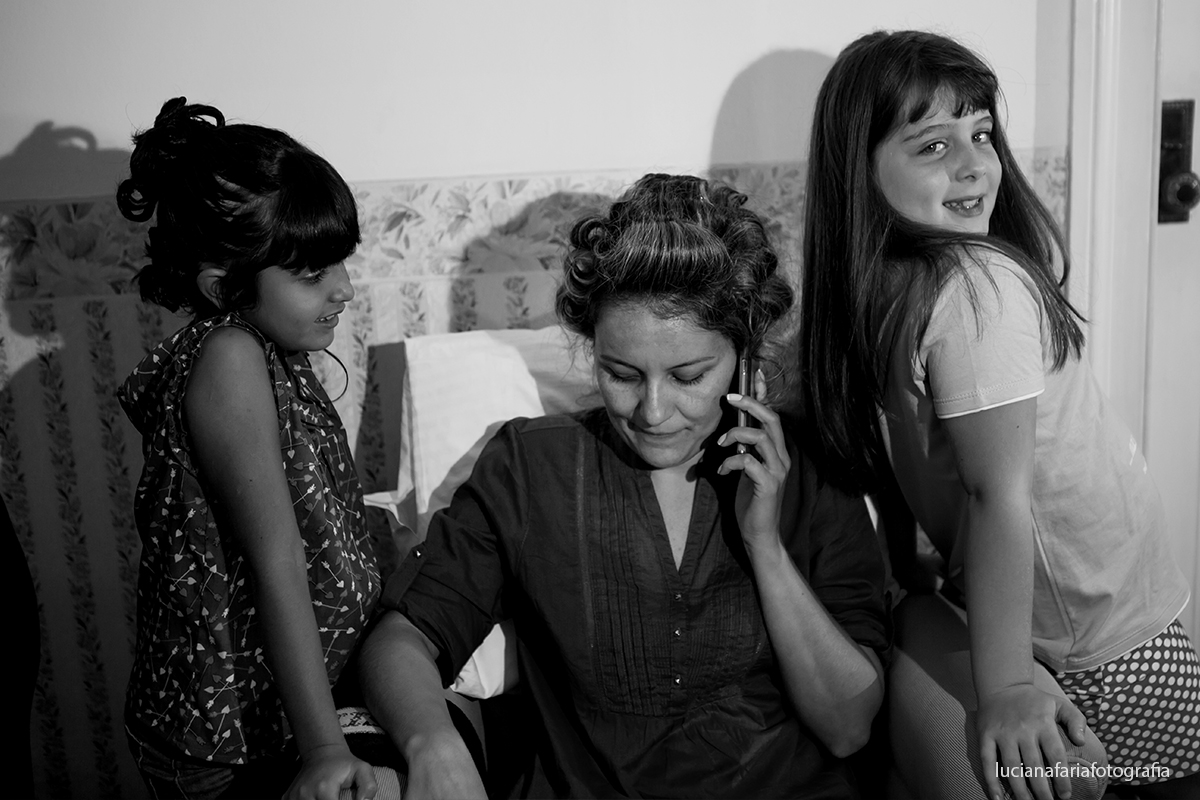foto das daminhas paparicando a noiva no dia da noiva em Poços de Caldas MG fotografias de Luciana Faria
