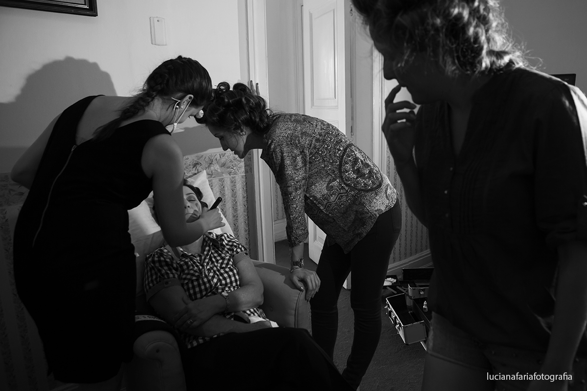 fotografias do dia da noiva feito pela fotógrafa de casamento Luciana Faria em Poços de Caldas MG momento maquiagem da mãe da noiva