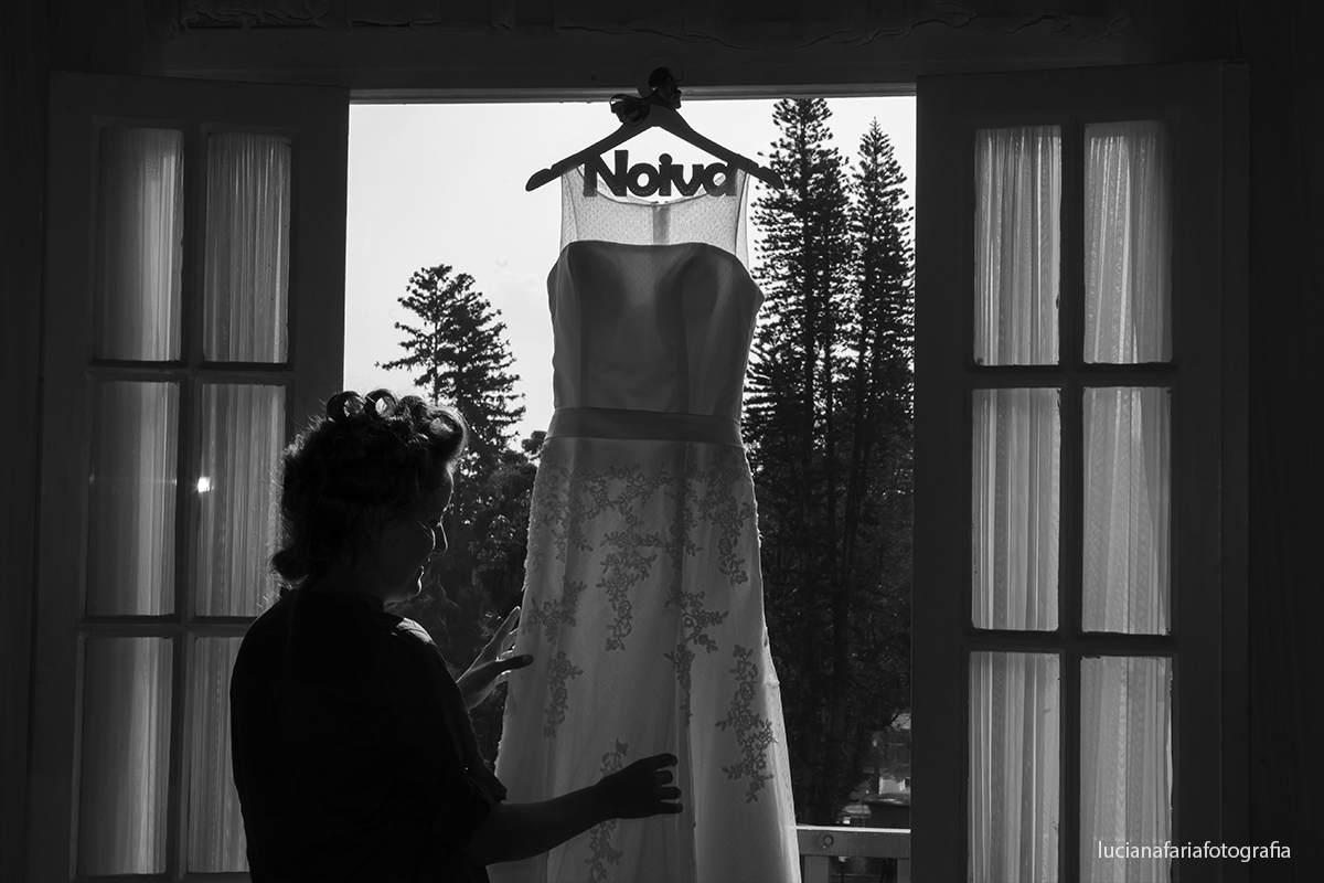 linda foto do vestido da noiva na janela do Hotel Palace em Poços de Caldas MG