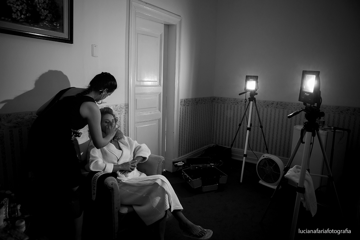 momento da maquiagem da noiva registrado pela fotógrafa Luciana Faria