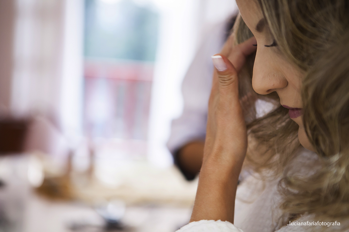 noiva arrumando o cabelo no dia da noiva fotografado por Luciana Faria
