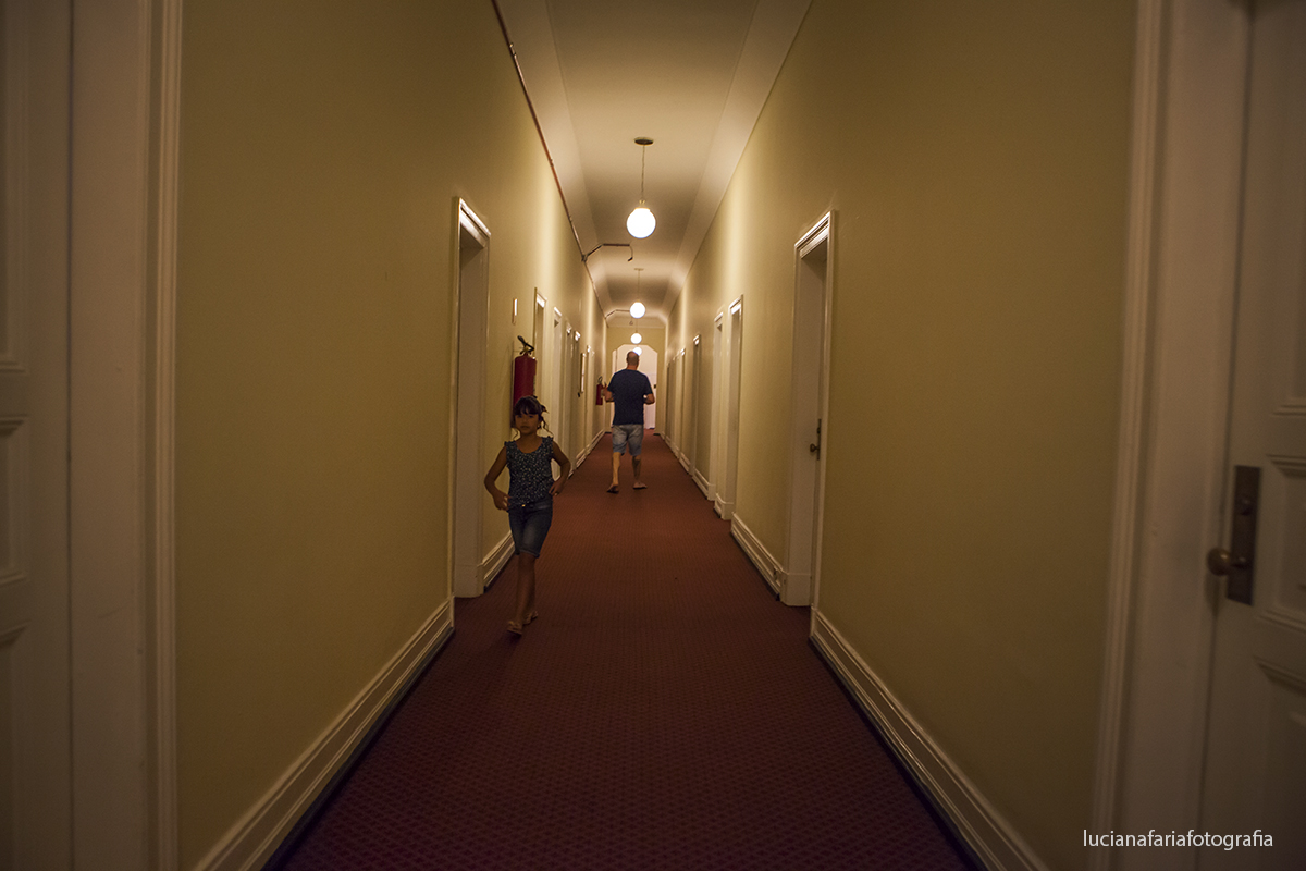 nos corredores do Hotel onde os noivos estavam hospedados com sua daminha