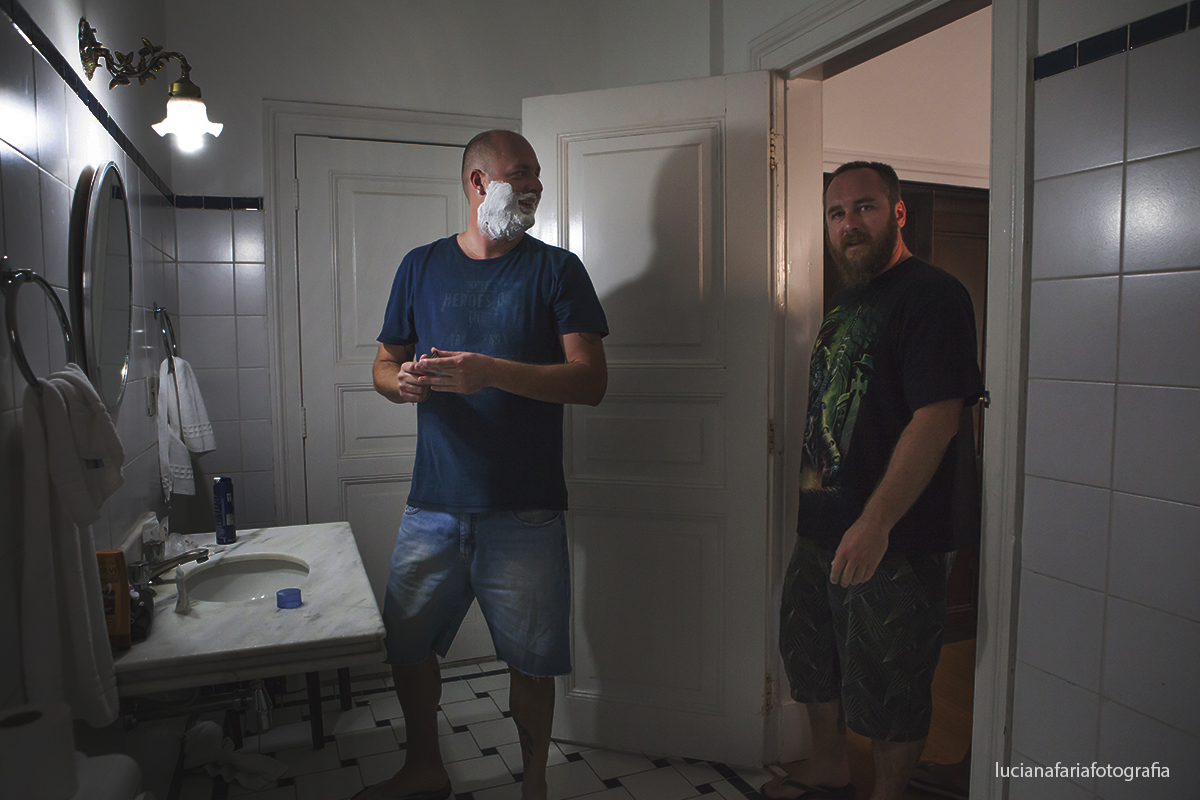 irmão do noivo nos preparativos para o casamento fotografados por Luciana Faria fotógrafa de casamento