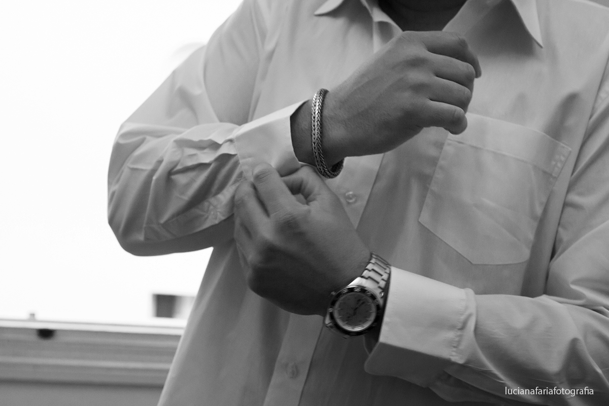 noivo se arrumando para casar linda foto do momento do making of