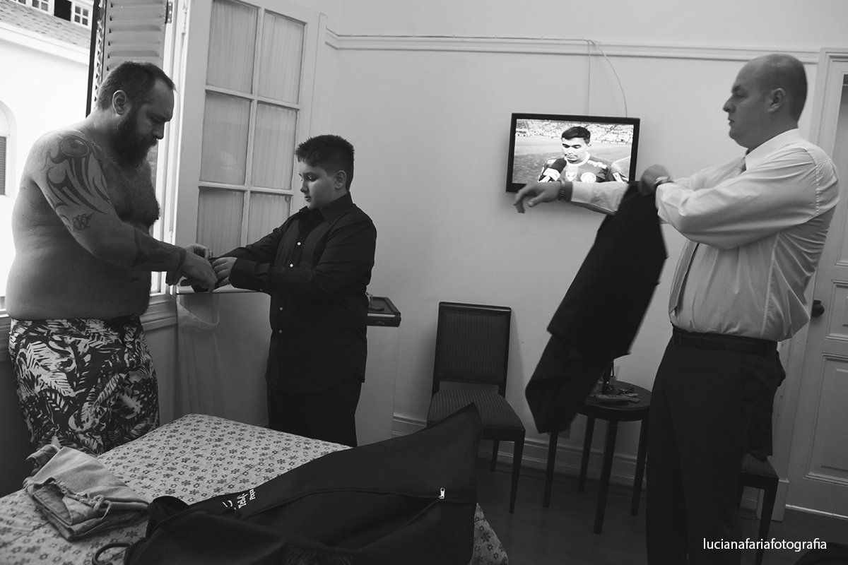 momento do dia do noivo no quarto do Hotel Palace em Poços de Caldas junto com seu irmão e sobrinho