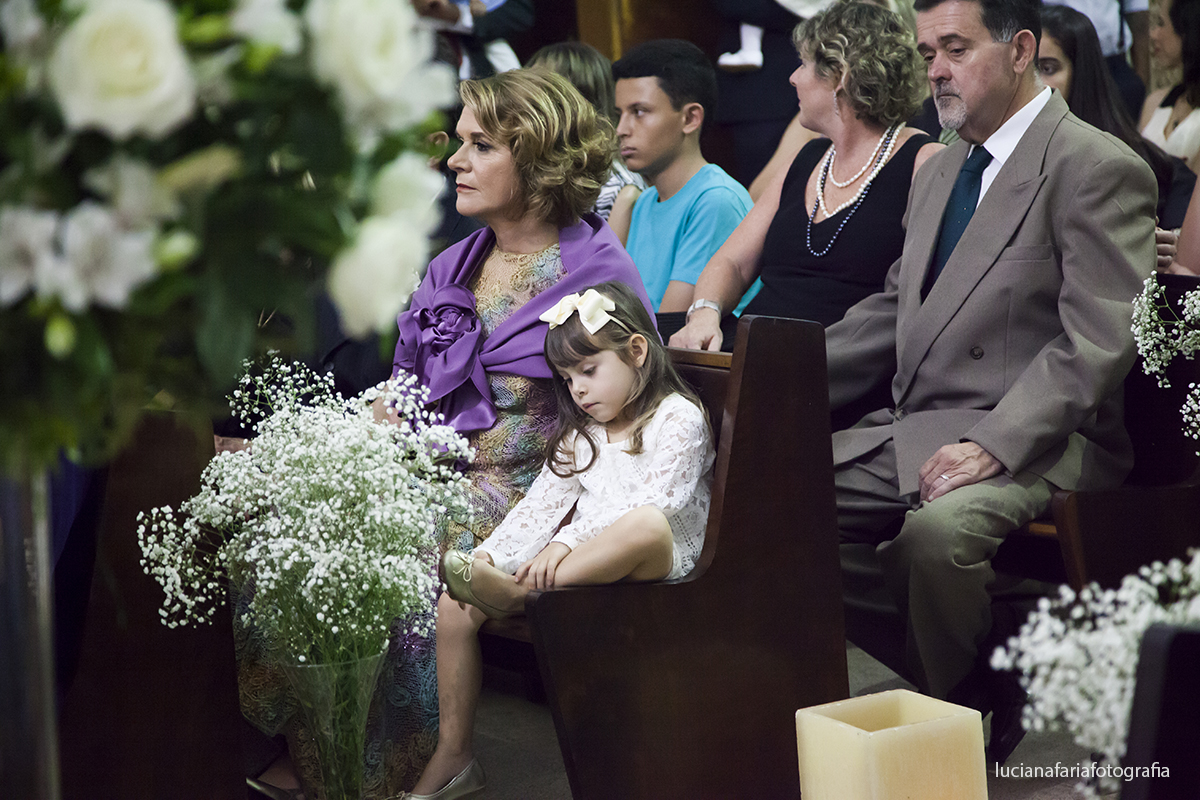 convidados na igreja do casamento religioso