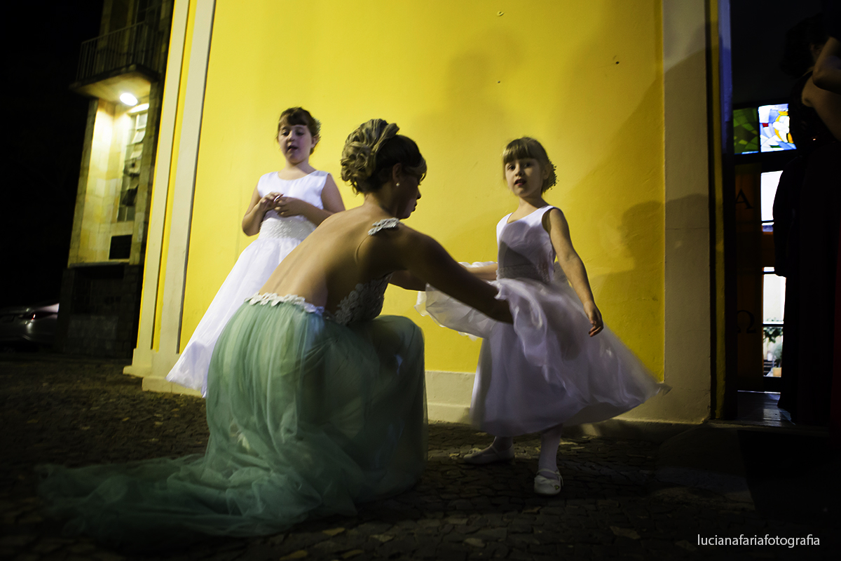 mãe das daminhas arrumando antes do casamento fotografado por Luciana Faria