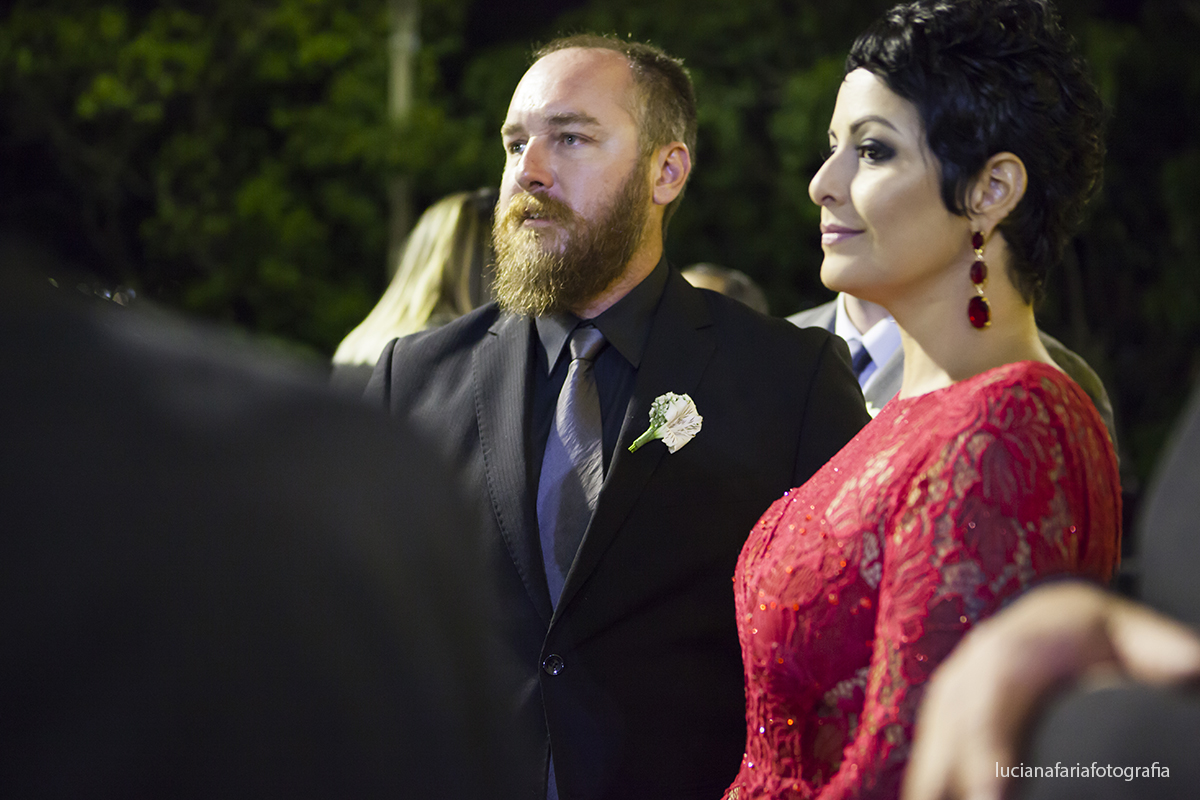 irmão do noivo na porta da igreja minutos antes do casamento